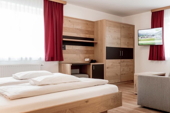 Schlafzimmer im COZY Apartment mit Doppelbett und Doppelschlafcouch