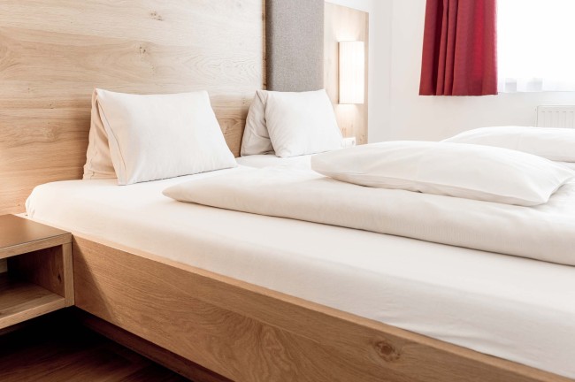 Blick aufd Doppelbett im DOUBLE Room