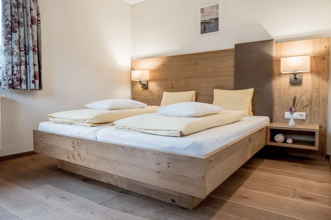 Schlafzimmer im Aparthotel die Barbara - Blick aufs Doppelbett