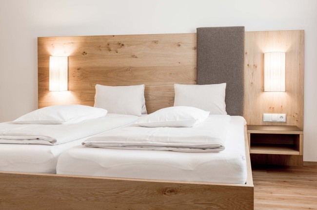 Blick auf Doppelbett - Schlafzimmerim GRAND APartment