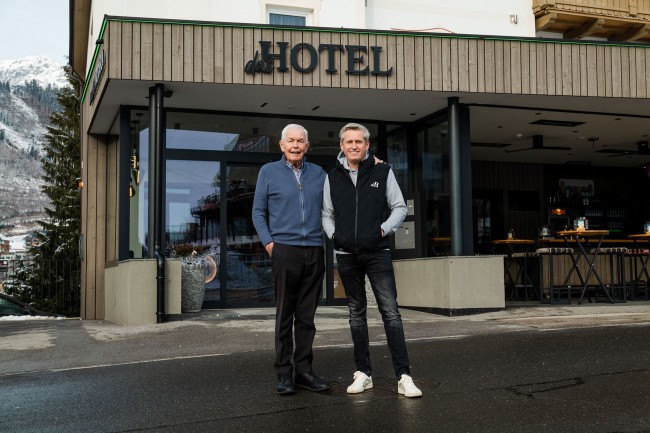 Gastgeber Florian mit seinem Vater und Gründer Vater Fritz vor dem B&B Hotel die Barbara