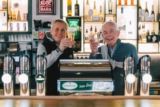 Gastgeber Florian mit seinem Vater und Gründer Vater Fritz in der hauseigenen Hotelbar BAR.bara
