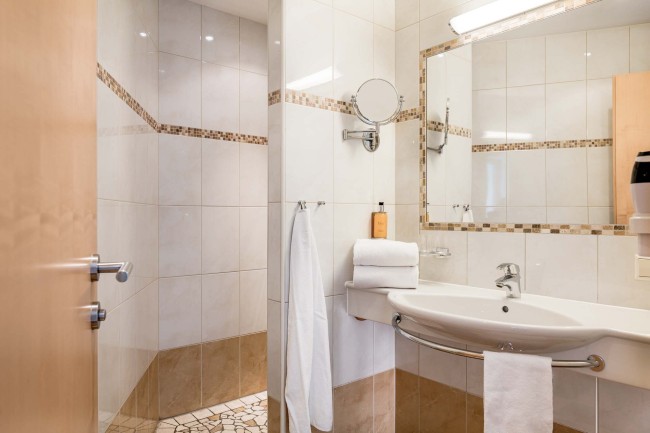 Badezimmer mit offener Dusche