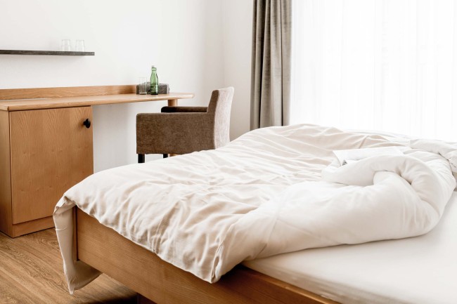 Doppelzimmer BALCONY Room - Blick vom Doppelett zur Balkontüre