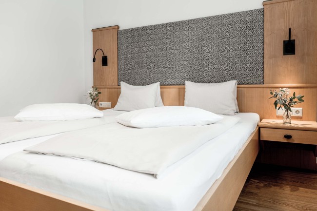 Doppelzimmer BALCONY Room - Blick aufs Doppelbett