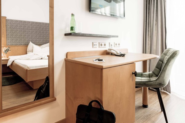 Blick auf Schreibtisch und Balkontüre