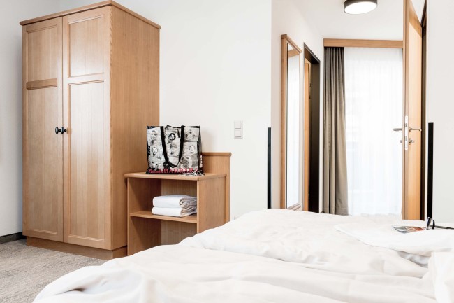 Blick von Doppelbett auf Balkontüre