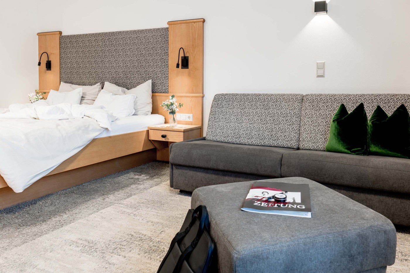 COZY Room Blick auf Doppelzimmer mit Couch