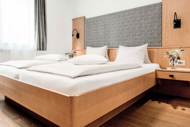 Doppelbett im FRIENDS Room Schlafzimmer