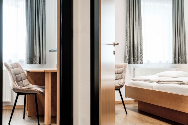 FRIENDS Room - Blick von Schlafzimmer auf Wohnraum mit Couch