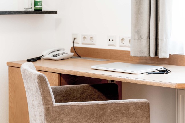 Blick auf Schreibtisch