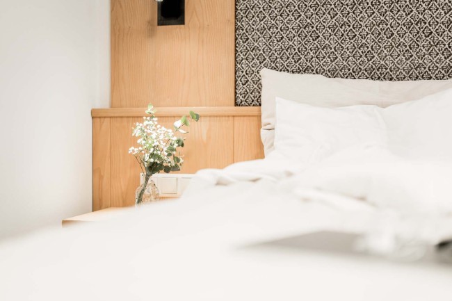 Impressionen Bett und Nachttisch