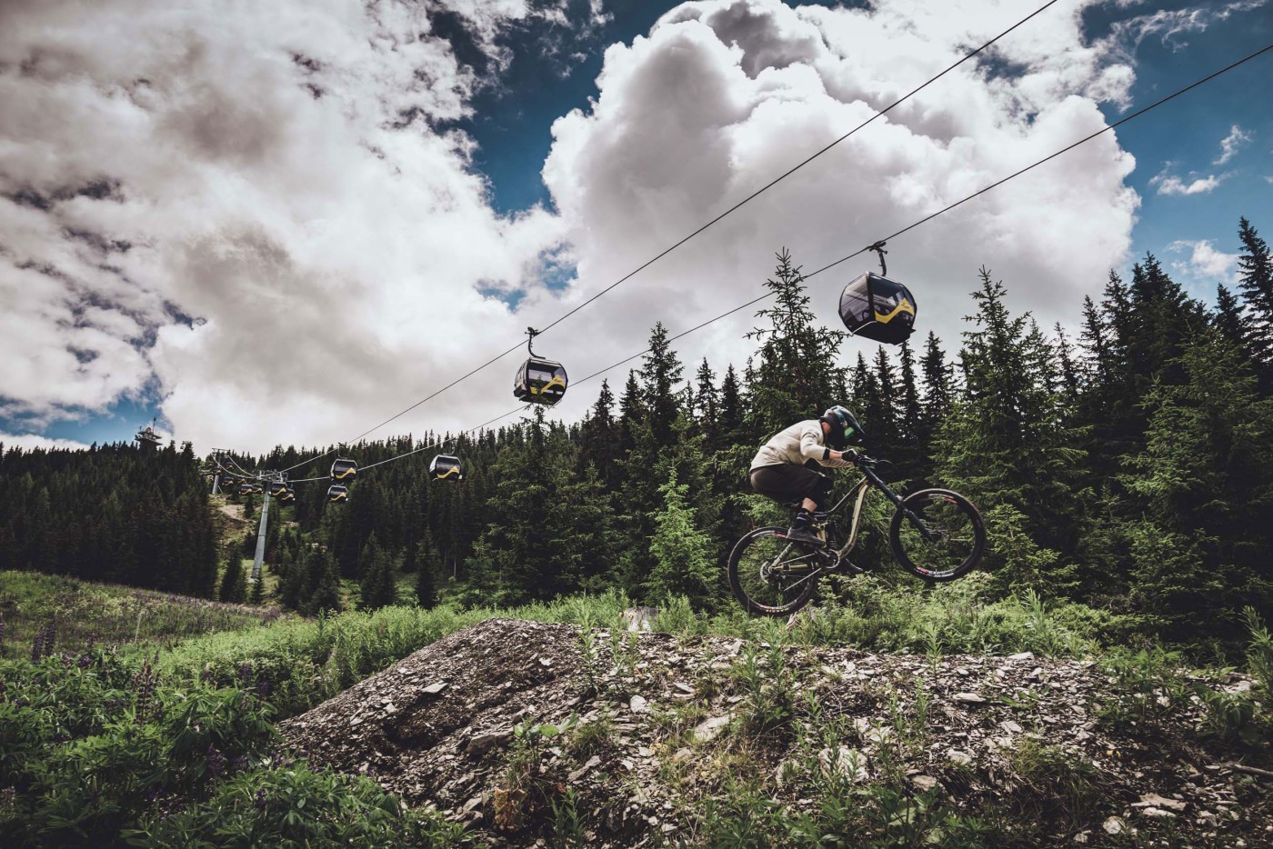 Downhill-Fahrer im Bikepark Planai unter der Gondel