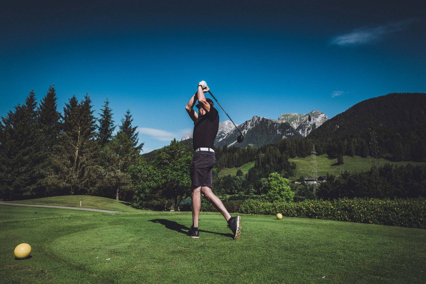 Ein genüsslicher Schwung unter strahlend Blauem Himmel am Golfplatz Schladming