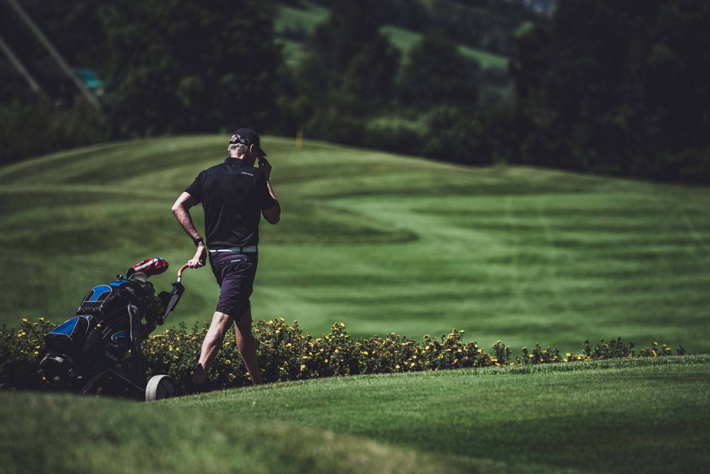 Golfer geht zun nächsten Loch
