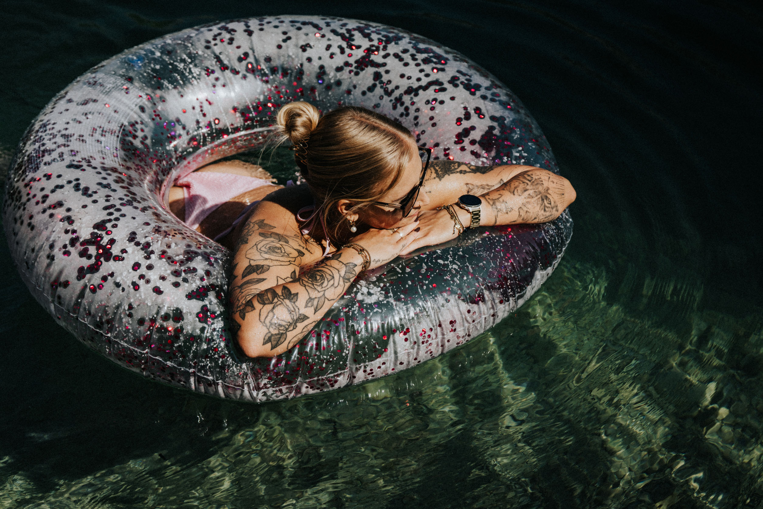 relaxen im Wasser mit Schwimmreifen