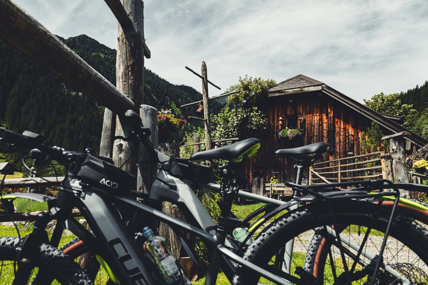 Bikea vor Almhütte Moarhofalm