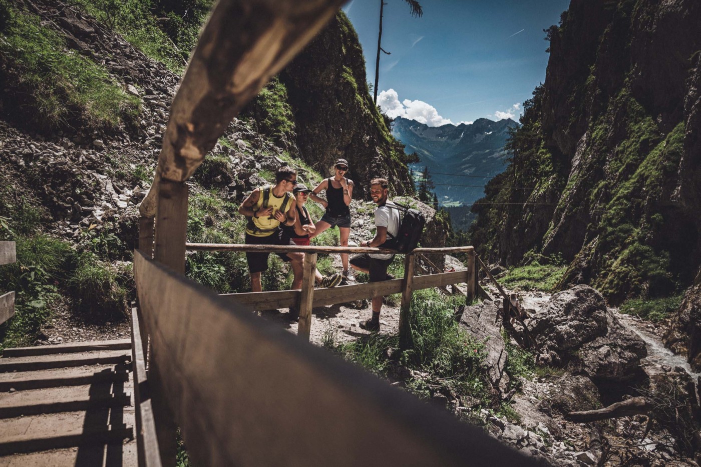 Freunde beim Wandern und Klettern in der SIlberkarklamm in der Ramsau