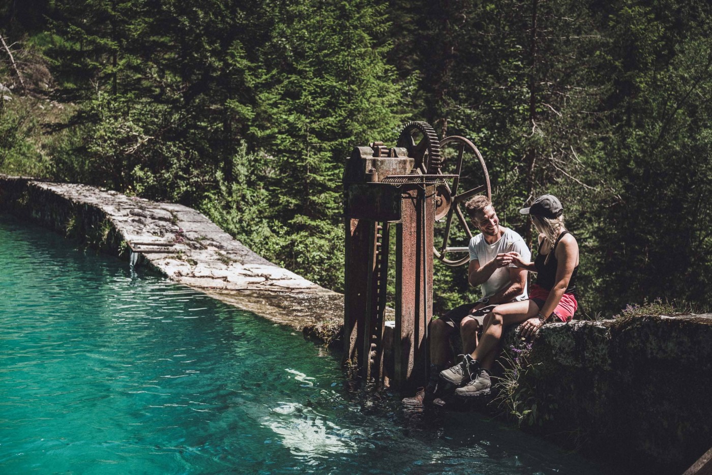 Freunde sitzen Staumauer von Silberkarklamm