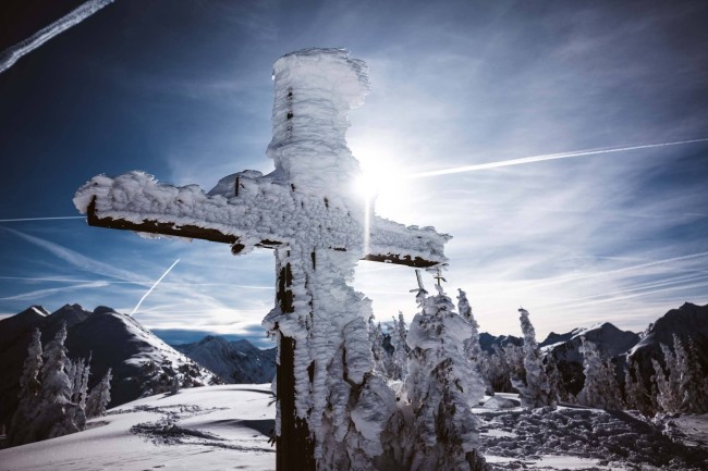 Verschneites Gipfelkreuz