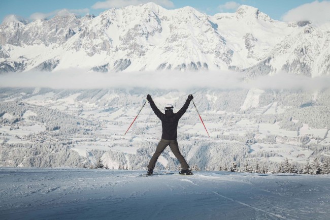 Skifahrer steht auf der Piste
