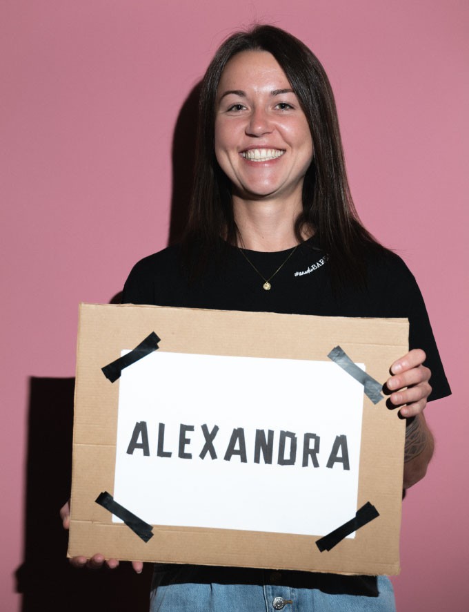 Alexandra mit Lächeln