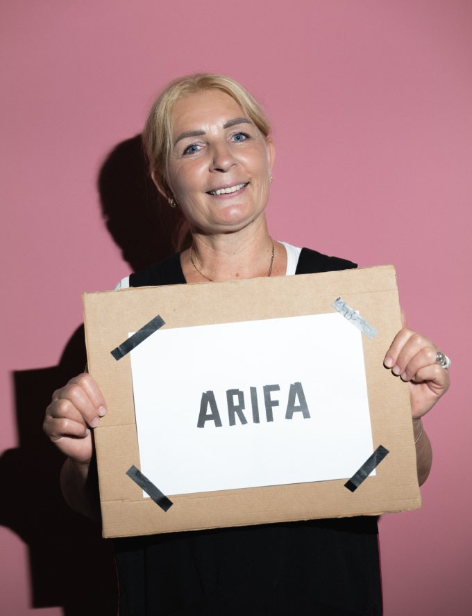 Arifa mit Lächeln