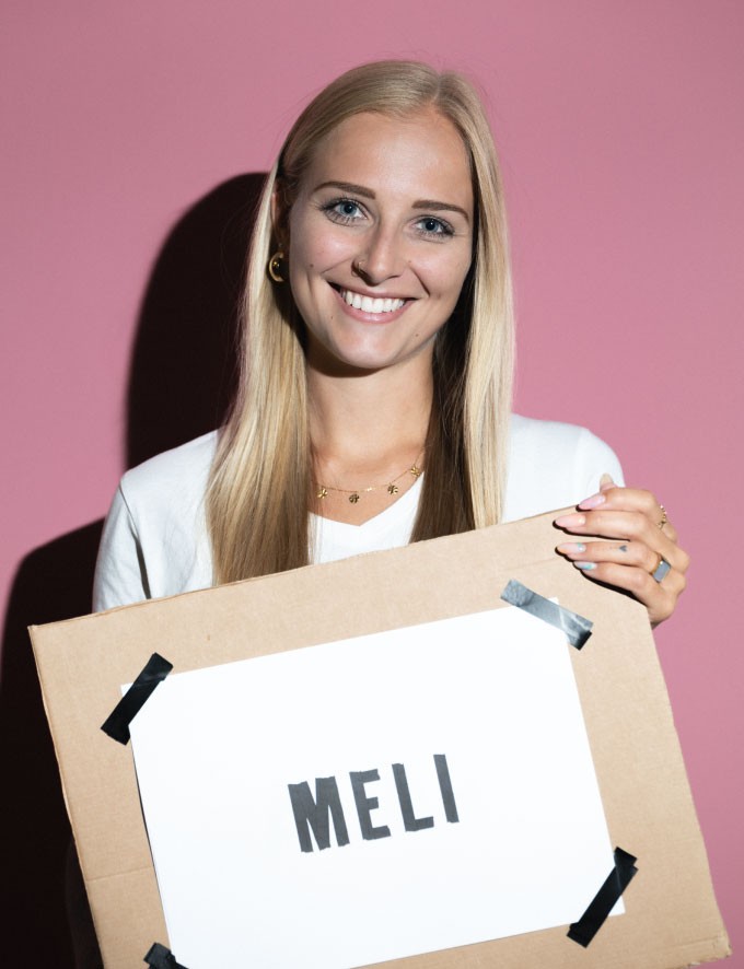 Melanie mit Lächeln